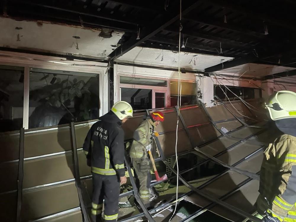 Çatılar uçtu, ağaçlar devrildi, Büyükşehir ekipleri sabaha kadar 607 olaya müdahale etti