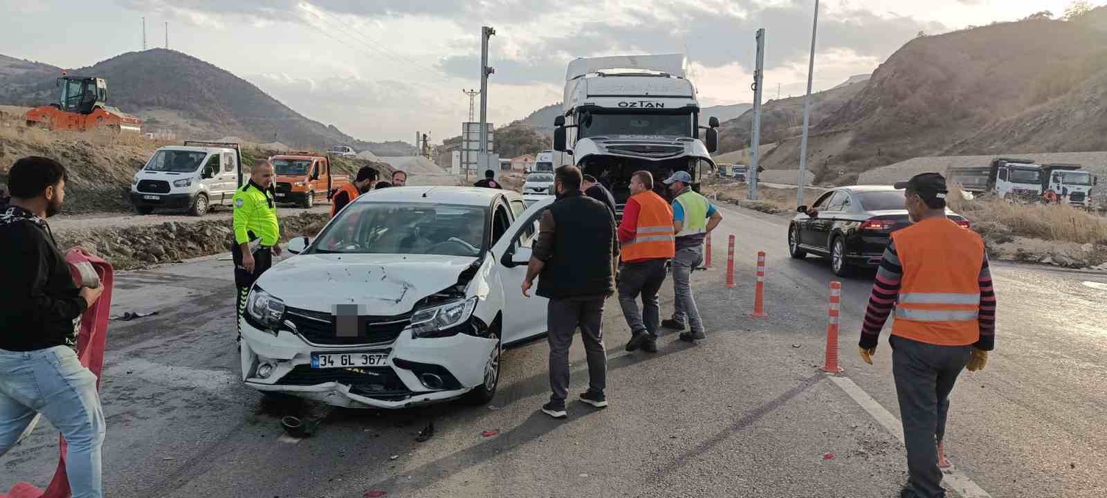 Amasya’da tır ve 4 otomobilin karıştığı zincirleme kaza: 5 yaralı