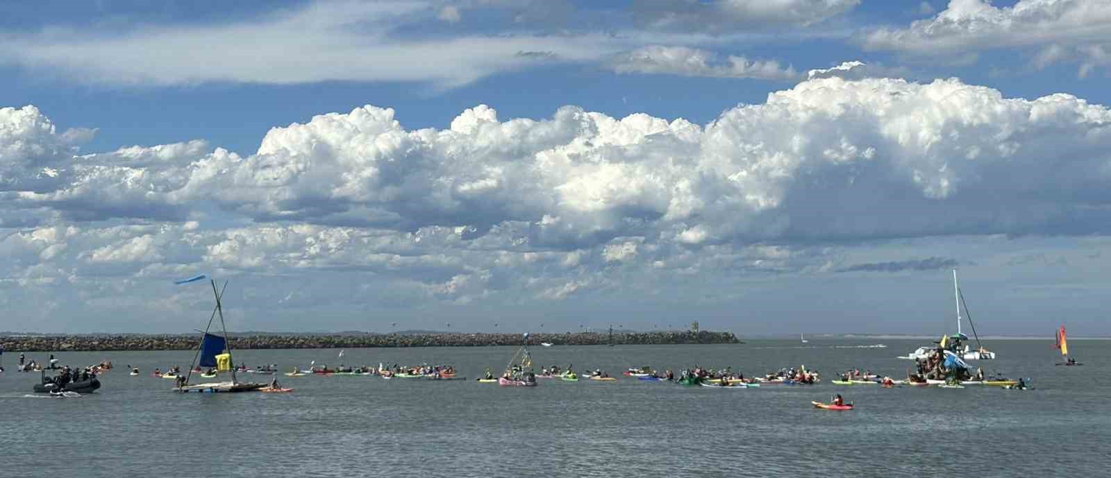 Avustralya’da yüzlerce aktivist kanolarla limanı kapattı