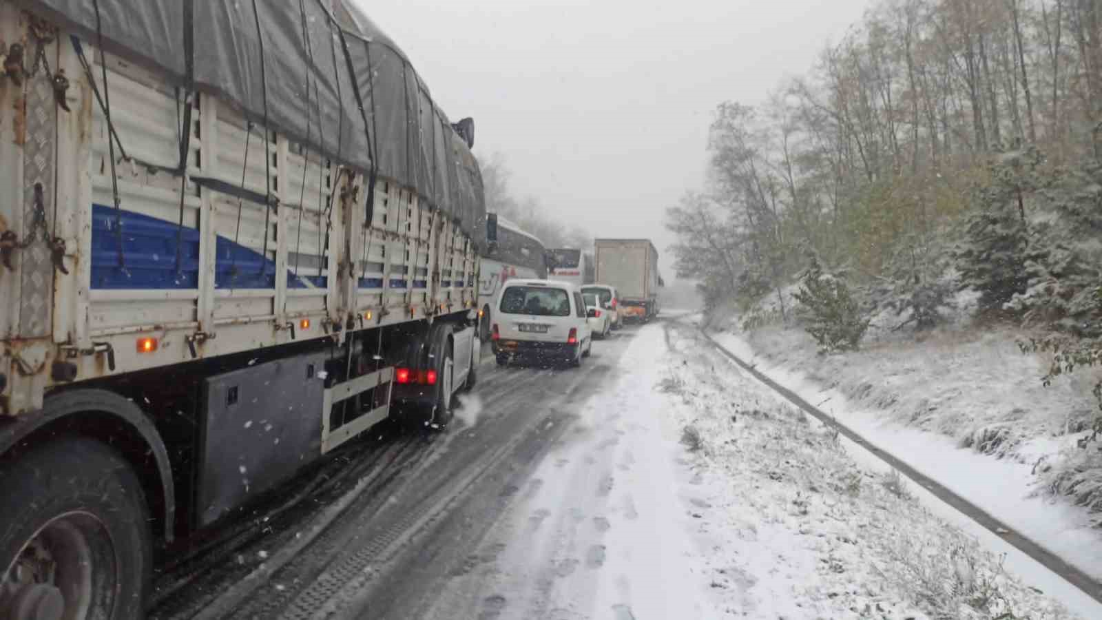 Ümitalan’a kar yağdı, yol trafiğe kapandı