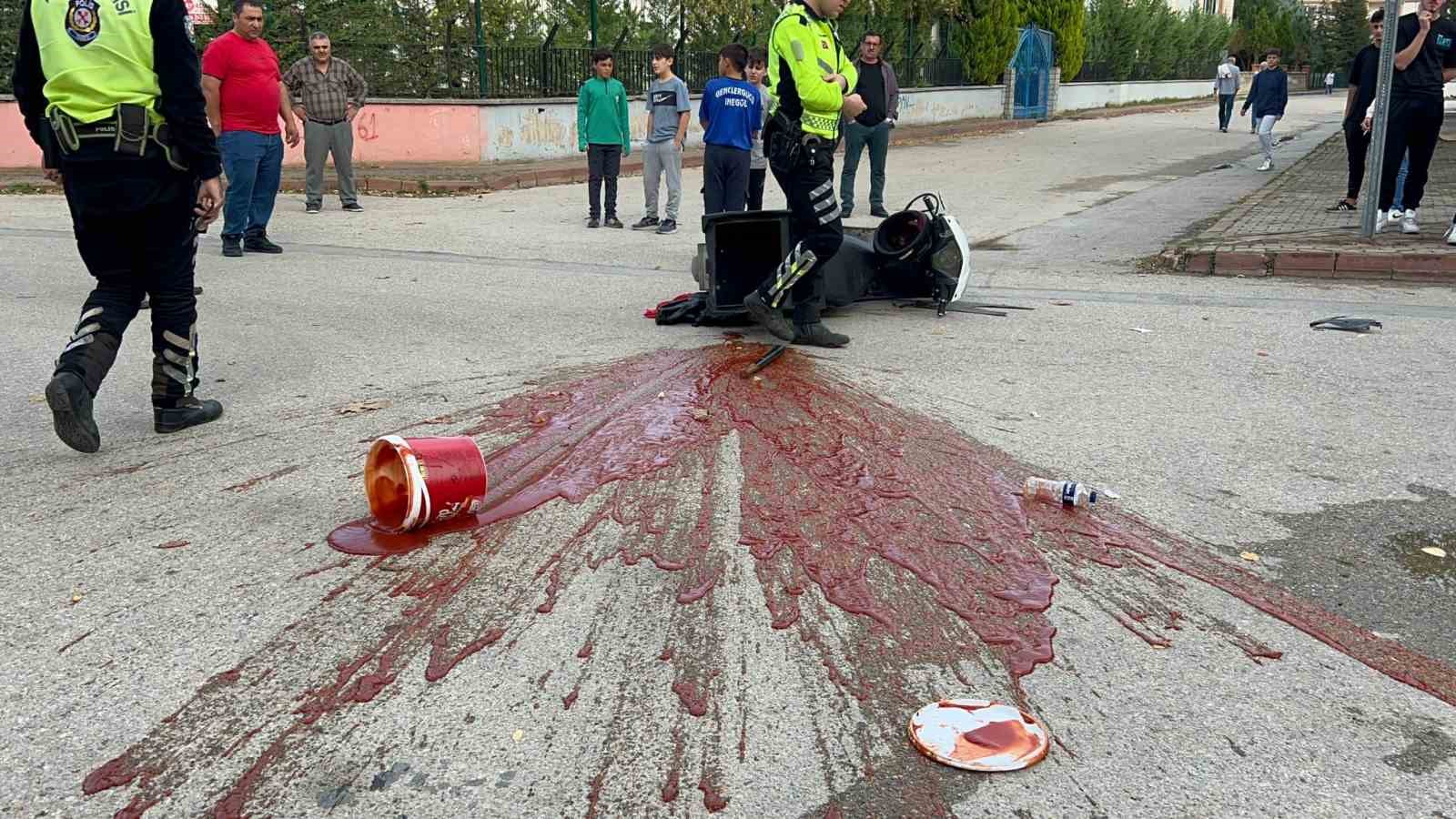 İnegöl’deki kazada motosiklet sürücüsü yaralandı, ketçaplar yola saçıldı