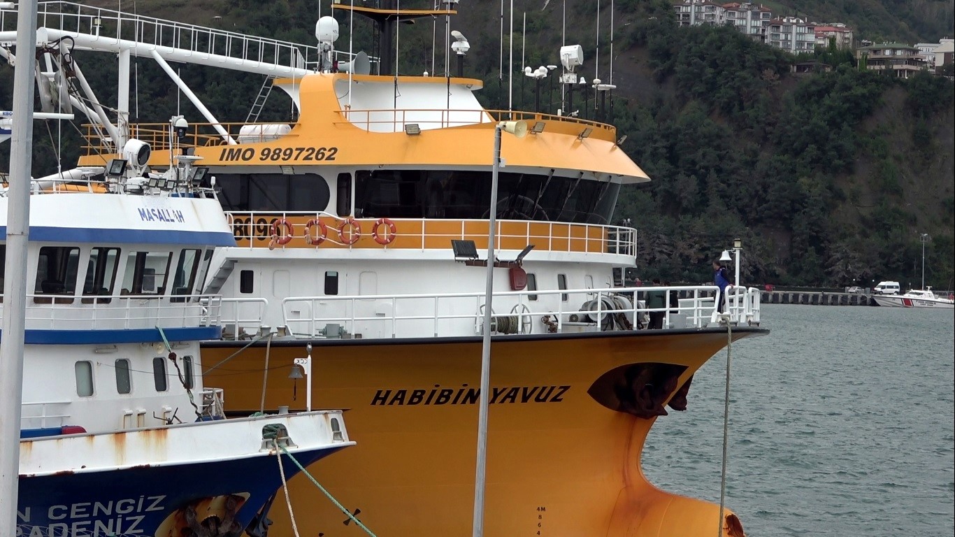 Doğal gaz arama çalışmalarında görevli balıkçı tekneleri Amasra Limanı’na sığındı