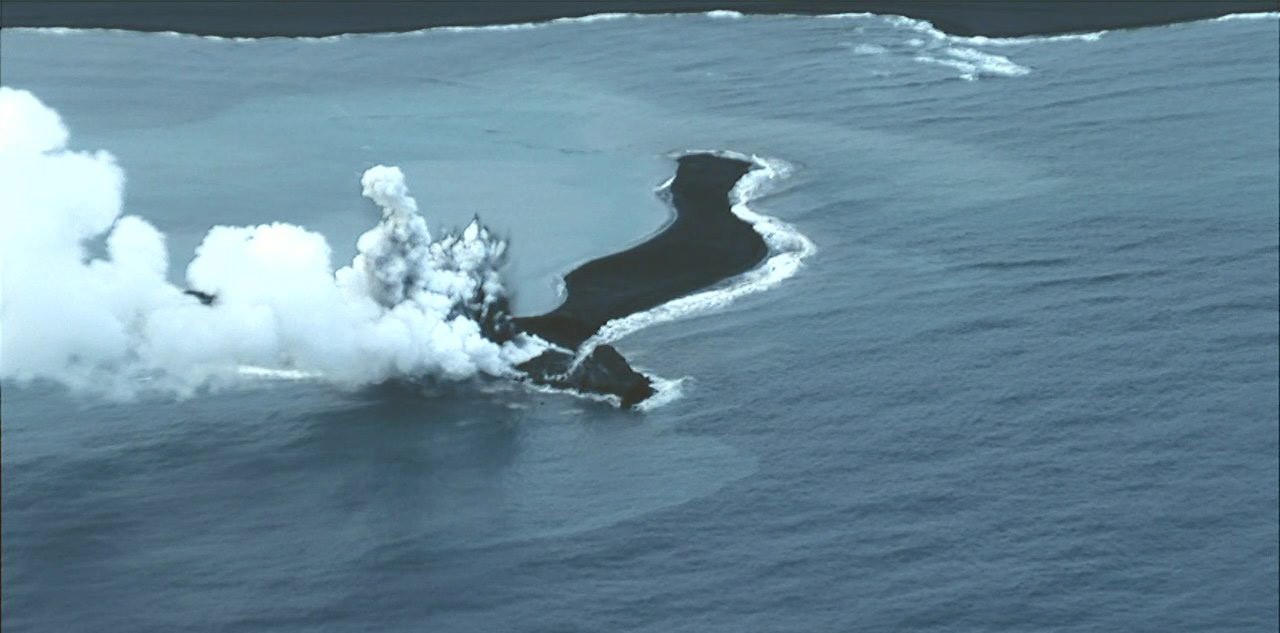 Japonya’daki volkanik ada 200 metre yüksekliğe kaya parçaları püskürttü