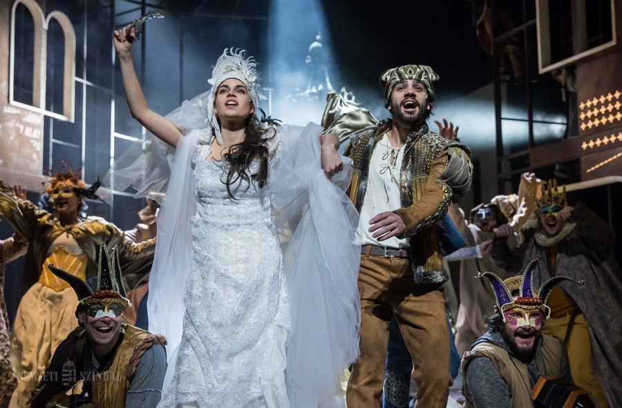 Macaristan’da Romeo ve Juliet’i oynayan tiyatrocular balkondan düştü