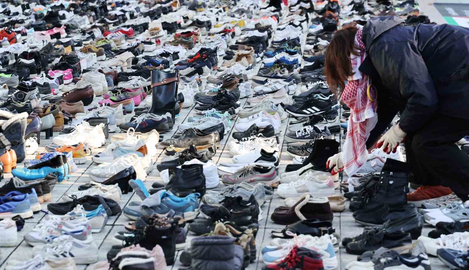Seul’ün merkezine Filistin’de hayatını kaybedenlerin anısına 2 bin ayakkabı bırakıldı