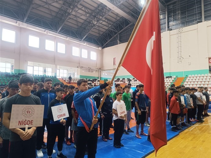 25 ilden 300 güreşçi Kırşehir’de yarışıyor