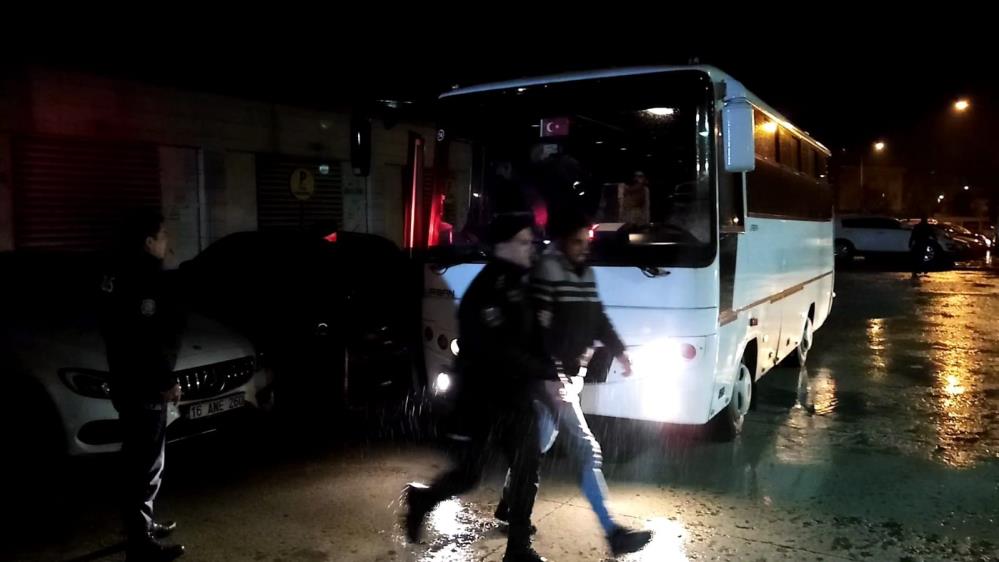 İnegöldeki operasyonda bir dairede yaşayan 17 kaçak göçmen yakalandı