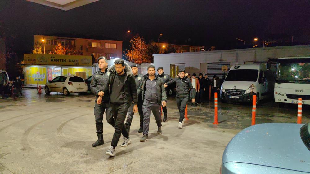 İnegölde 28 kaçak göçmen daha yakalandı
