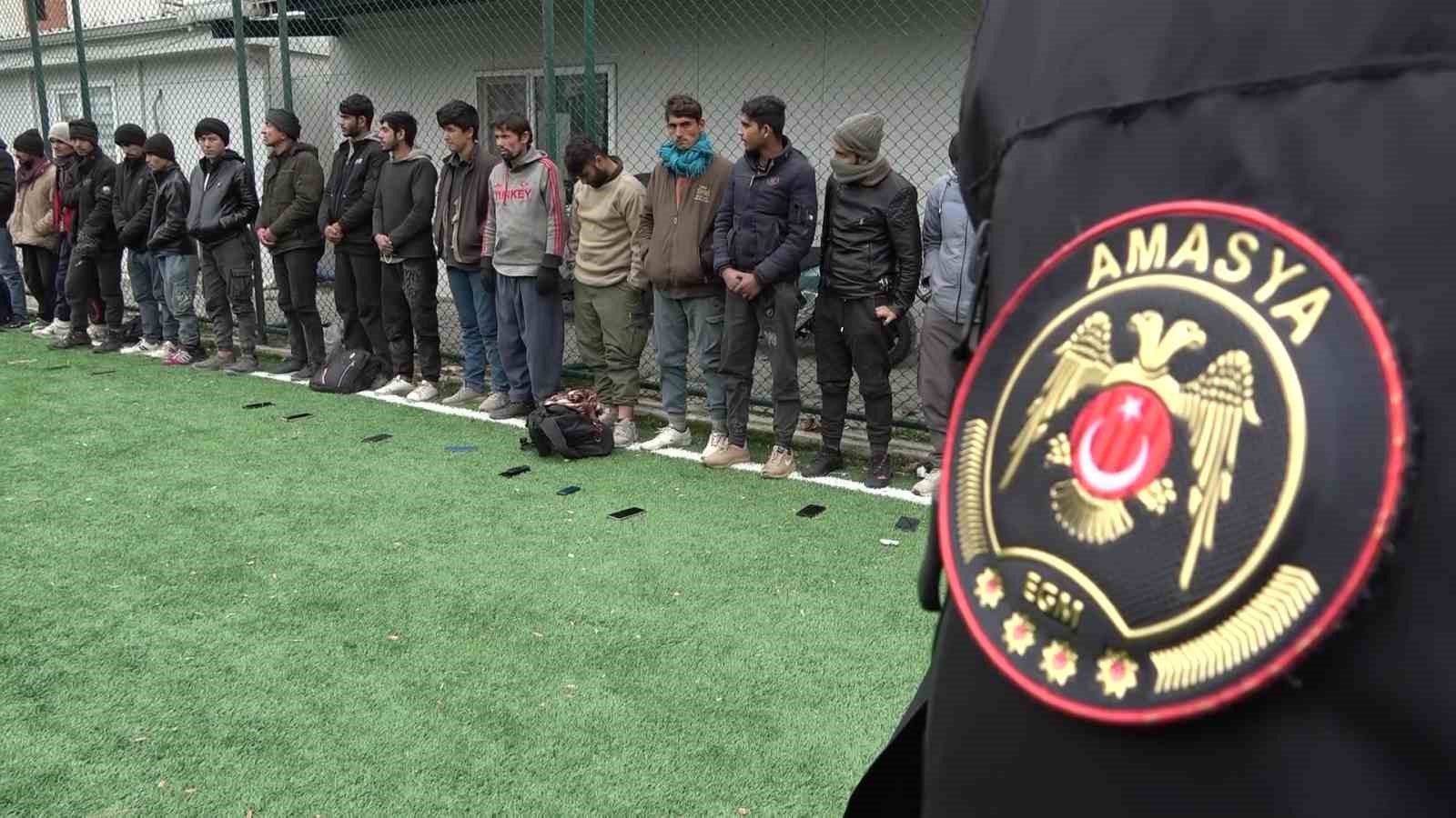 Amasya’da İran plakalı tırda 62 kaçak göçmen yakalandı
