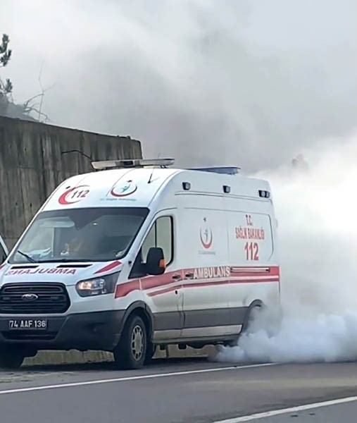 Ambulanstan çıkan esrarengiz duman paniğe neden oldu