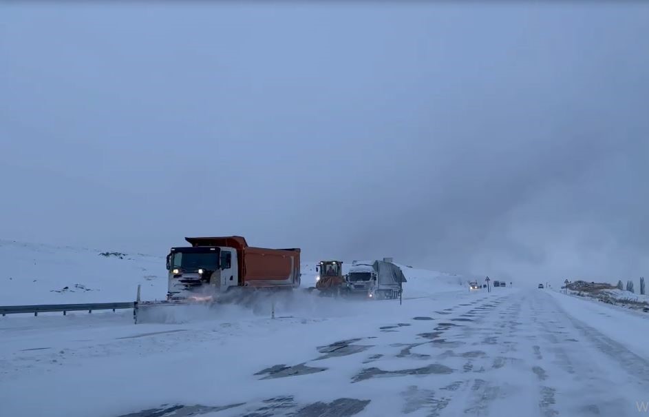 Ardahan’da kar esareti: Yollar kapandı, zincirleme kazalar meydana geldi