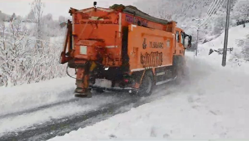 Artvin’de etkili olan kar yağışı ve heyelan nedeniyle 63 köy yolu ulaşıma kapandı
