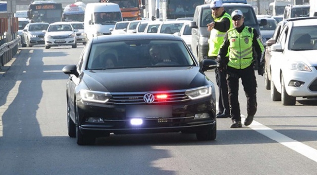Polise çakarlı araçlar için trafikten men yetkisi
