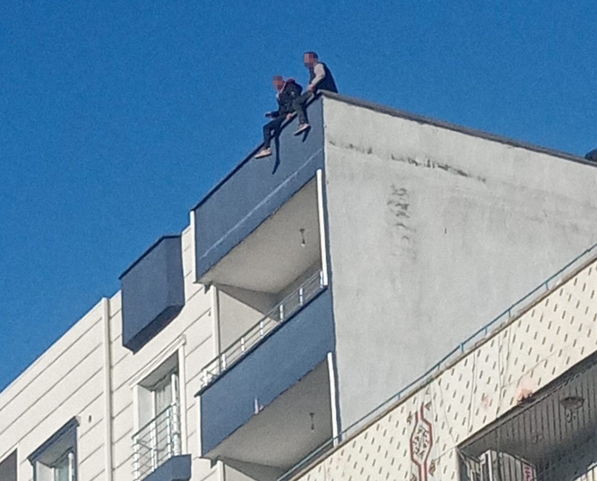 Cizre’de iki arkadaş intihar etmek için çıktıkları binadan ikna edilerek indirildi