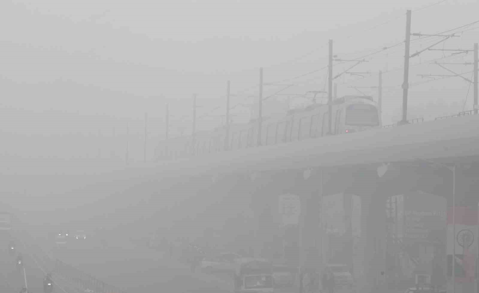 Hindistan’da yoğun sis: 110 uçuş ertelendi