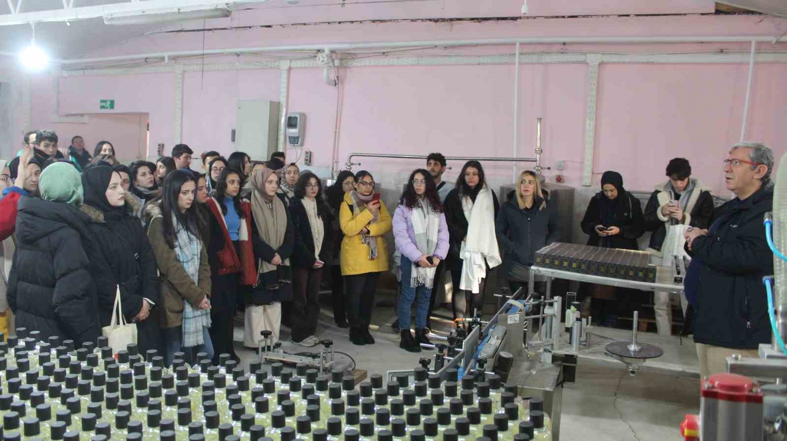 Iğdır’da parfüm ve kolonya üreten tesise eczacılık fakültesi öğrencilerinden ziyaret