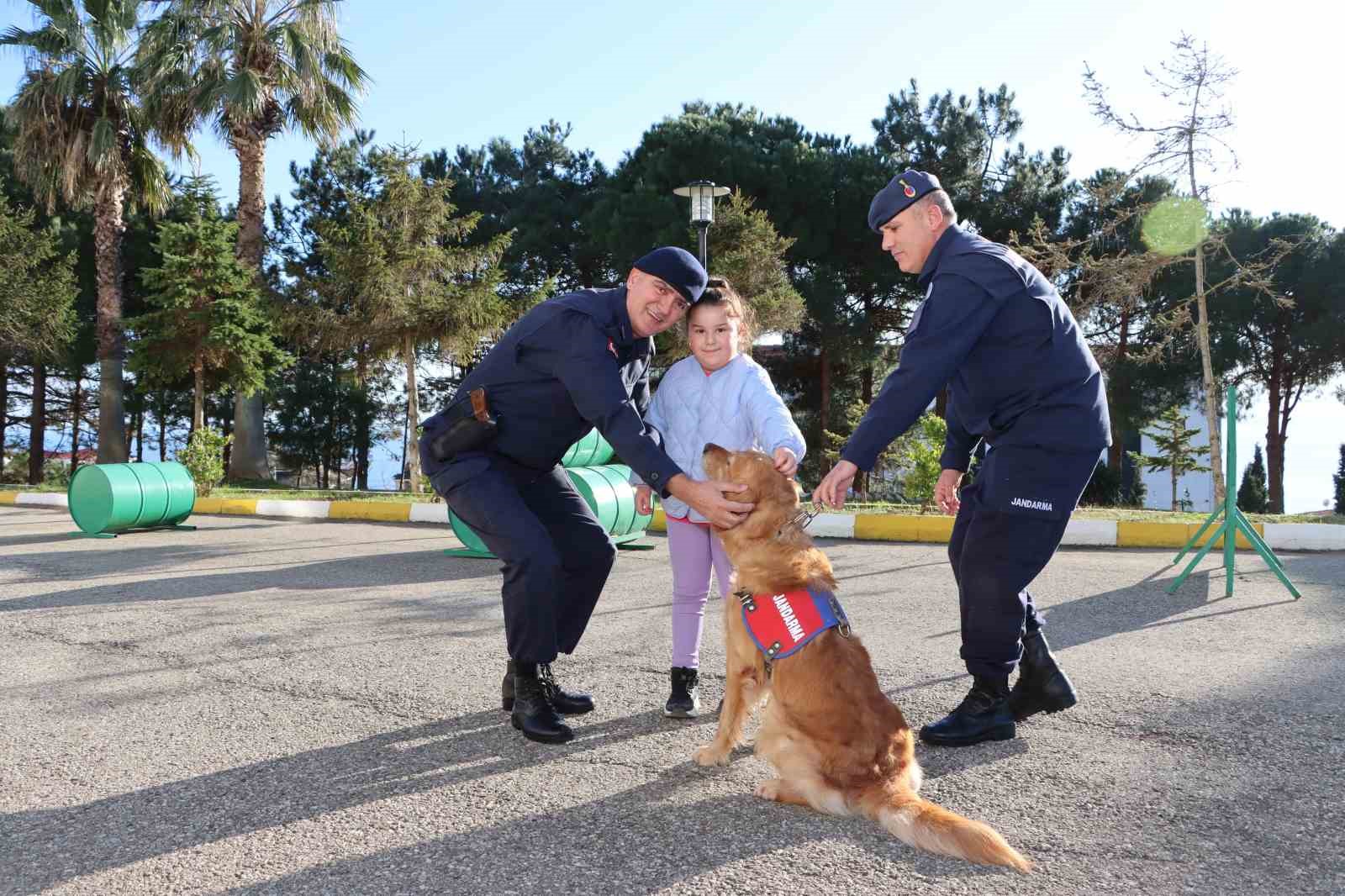 Jandarma köpeği Rio’dan miniklere gösteri