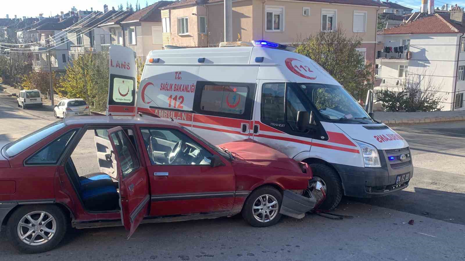 Karaman’da ambulans ile otomobil çarpıştı: 1 yaralı