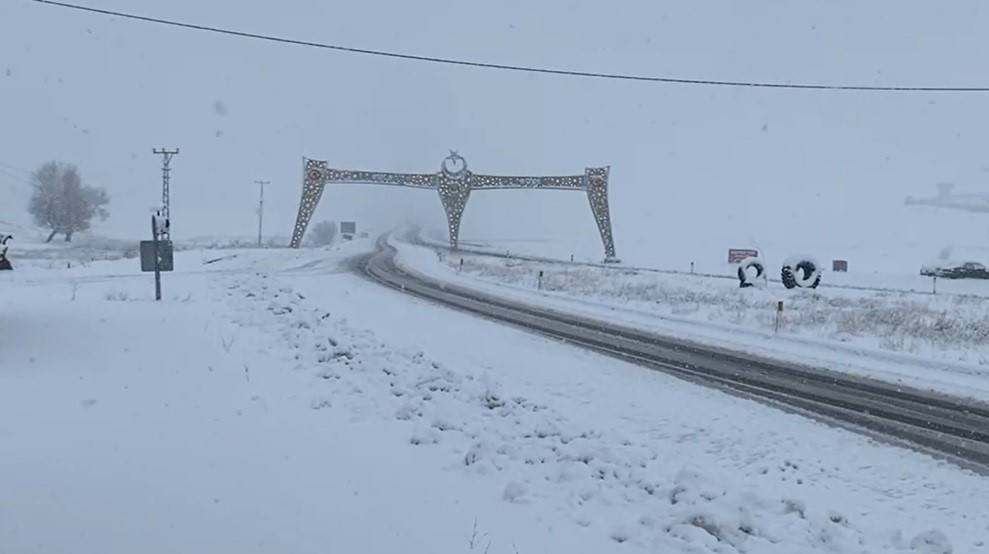 Karlıova’da beklenen kar yağdı, ilçe tamamen beyaza büründü