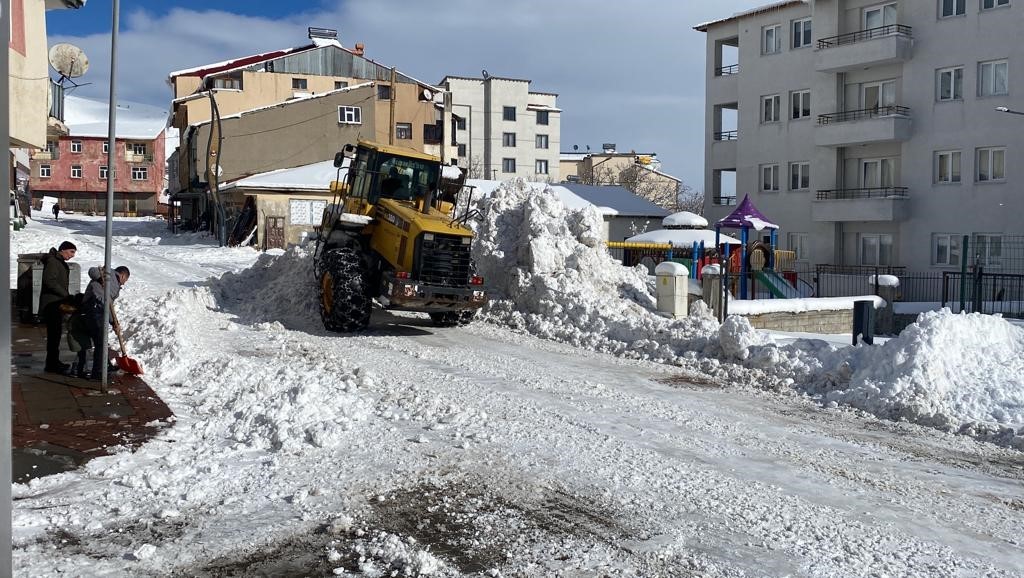 Karlıova’da kar yağdı, belediyenin karla mücadelesi de başladı