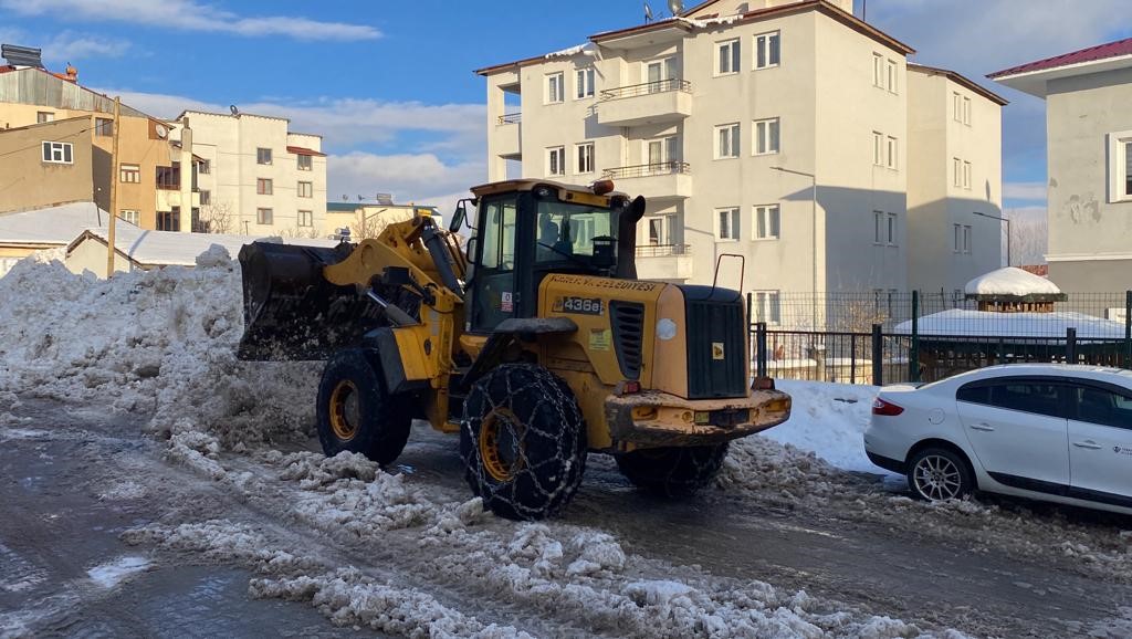 Karlıova’da karlar kamyonlarla ilçe dışına taşınıyor