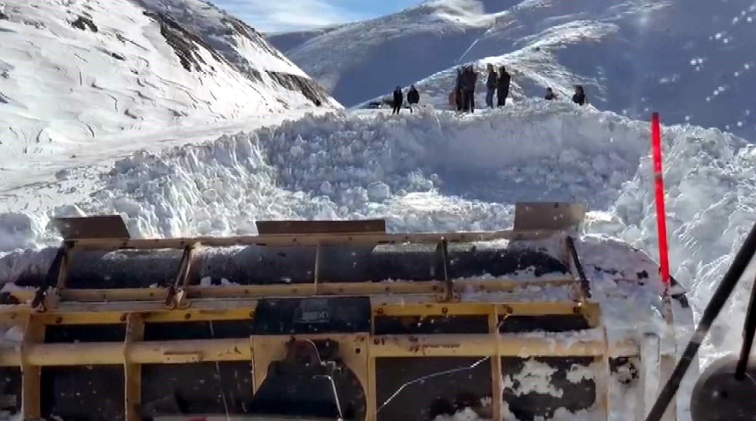 Siirt’te kar nedeniyle kapanan grup köy yolları ulaşıma açıldı