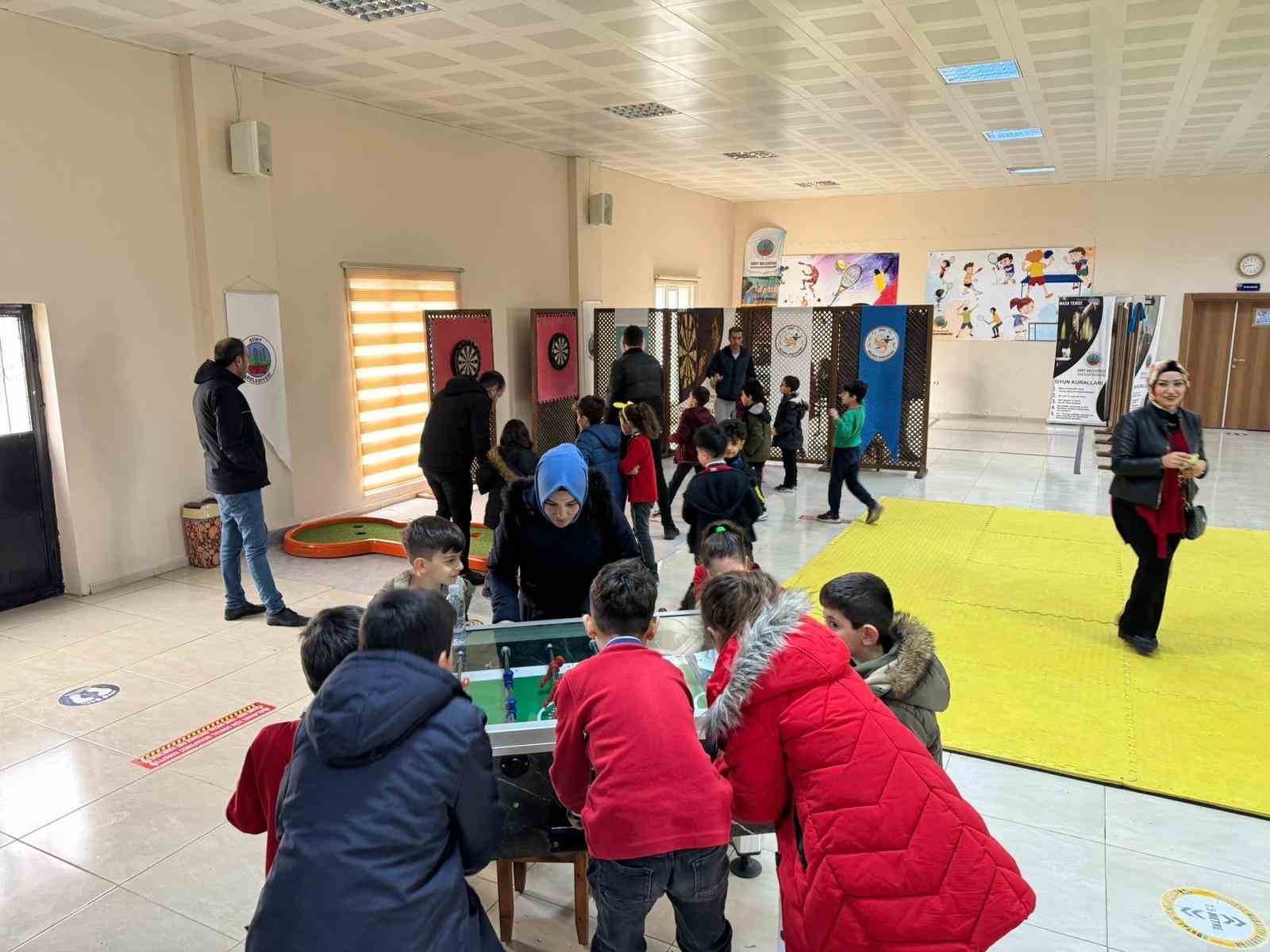 Siirt’te öğrenciler belediyenin spor tesisinde eğlenceli vakit geçiriyor