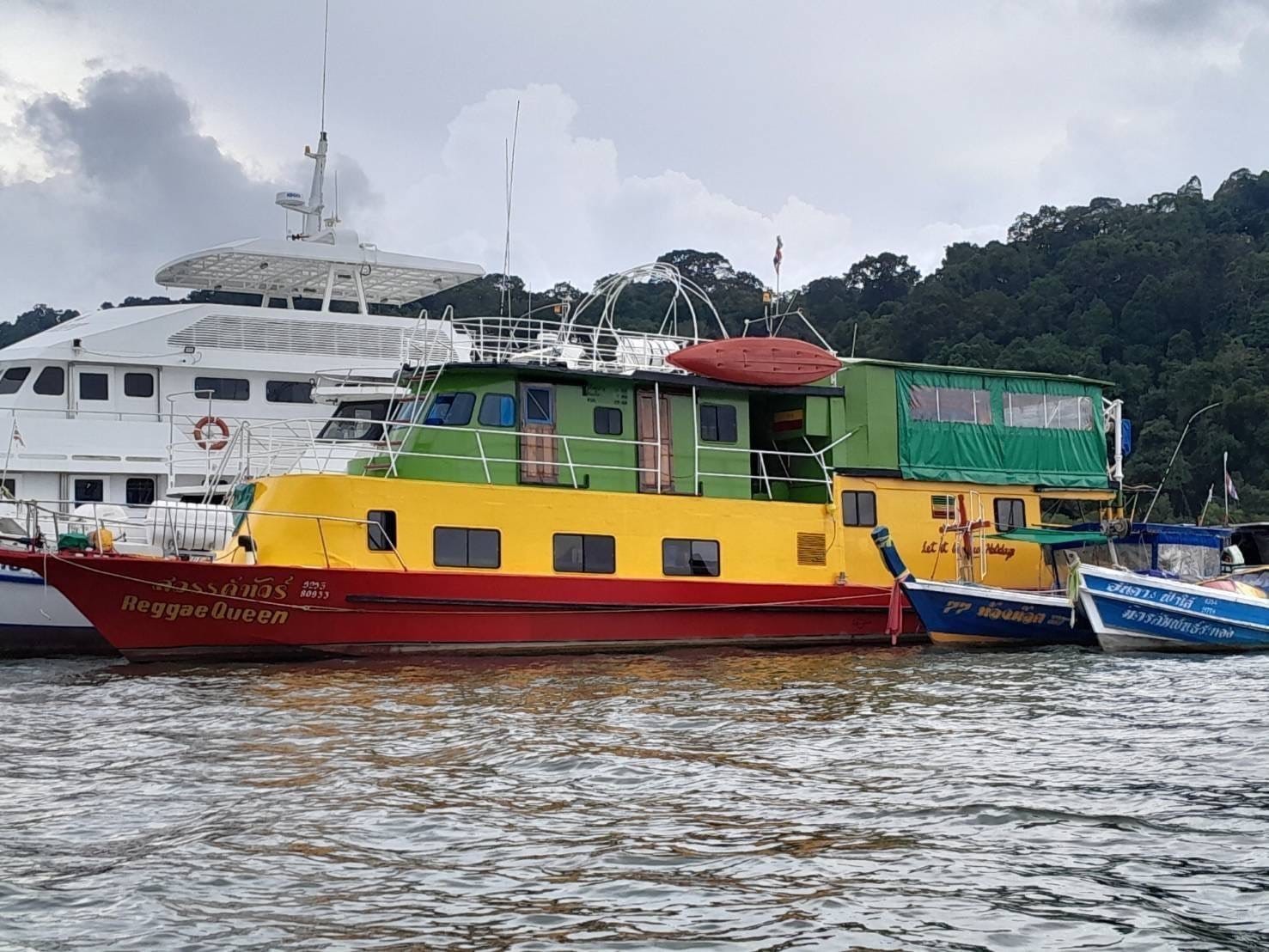 Tayland’da tur teknesi alabora oldu: 2 kayıp
