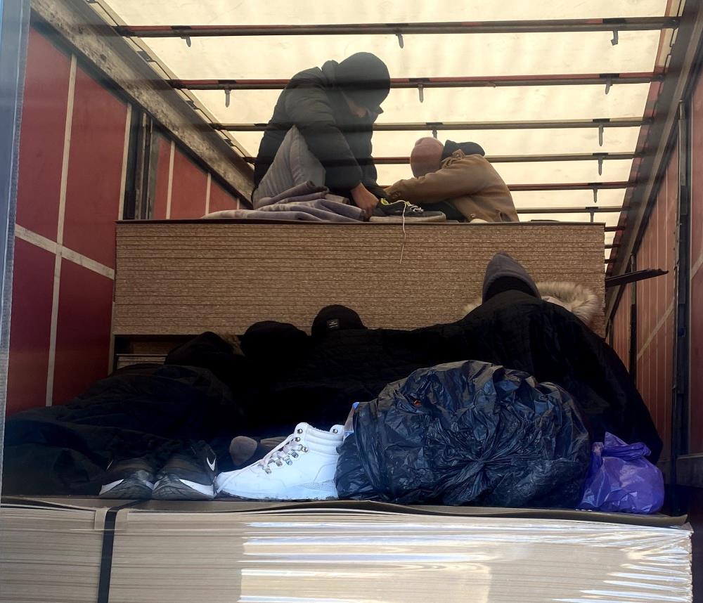 İnegöl’den Arnavutluk’a sunta taşıyan tır dorsesinde 9 kaçak göçmen yakalandı