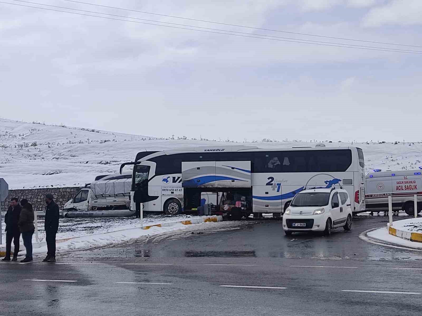 Ağrı’da yolcu otobüsü ile kamyonet çarpıştı: 11 yaralı