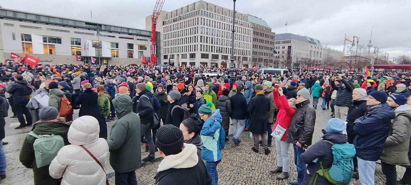 Almanya’da aşırı sağcı AfD Partisi ve ırkçılık karşıtı protesto