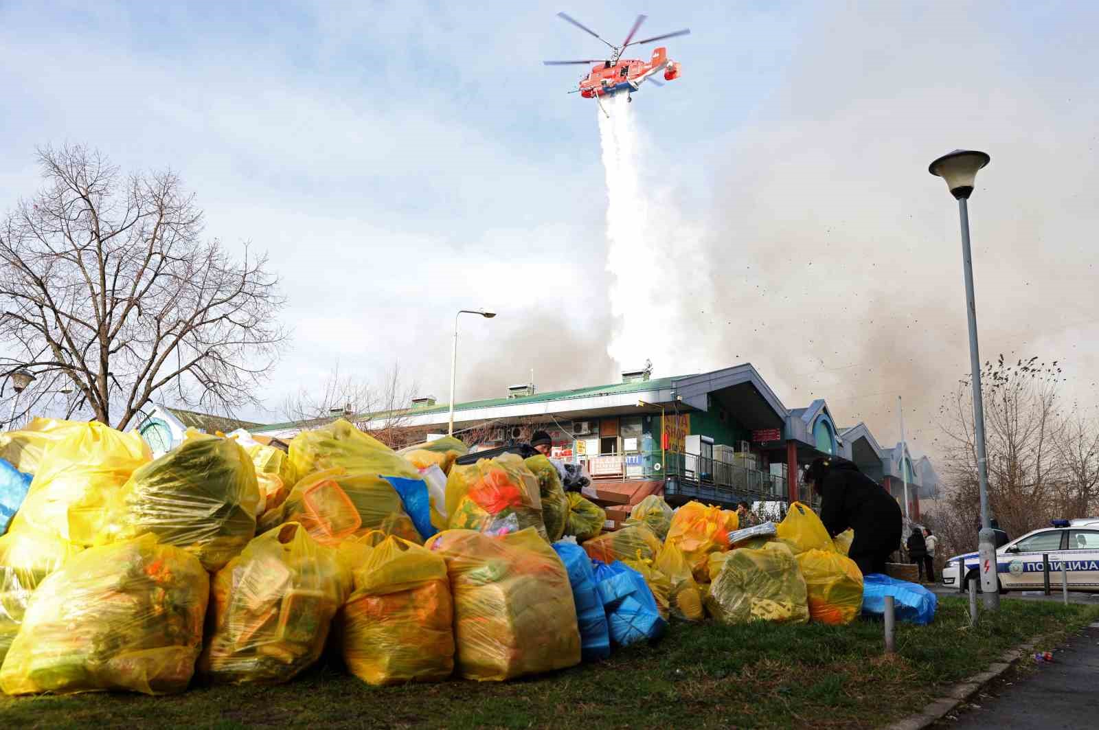 Belgrad’daki AVM yangınına 3 helikopterle müdahale