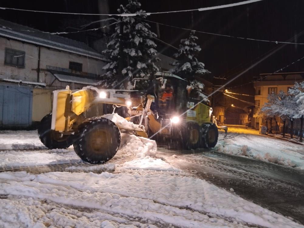 İnegöl de Kırsaldaki mahalleler de kar  mesaisi başladı