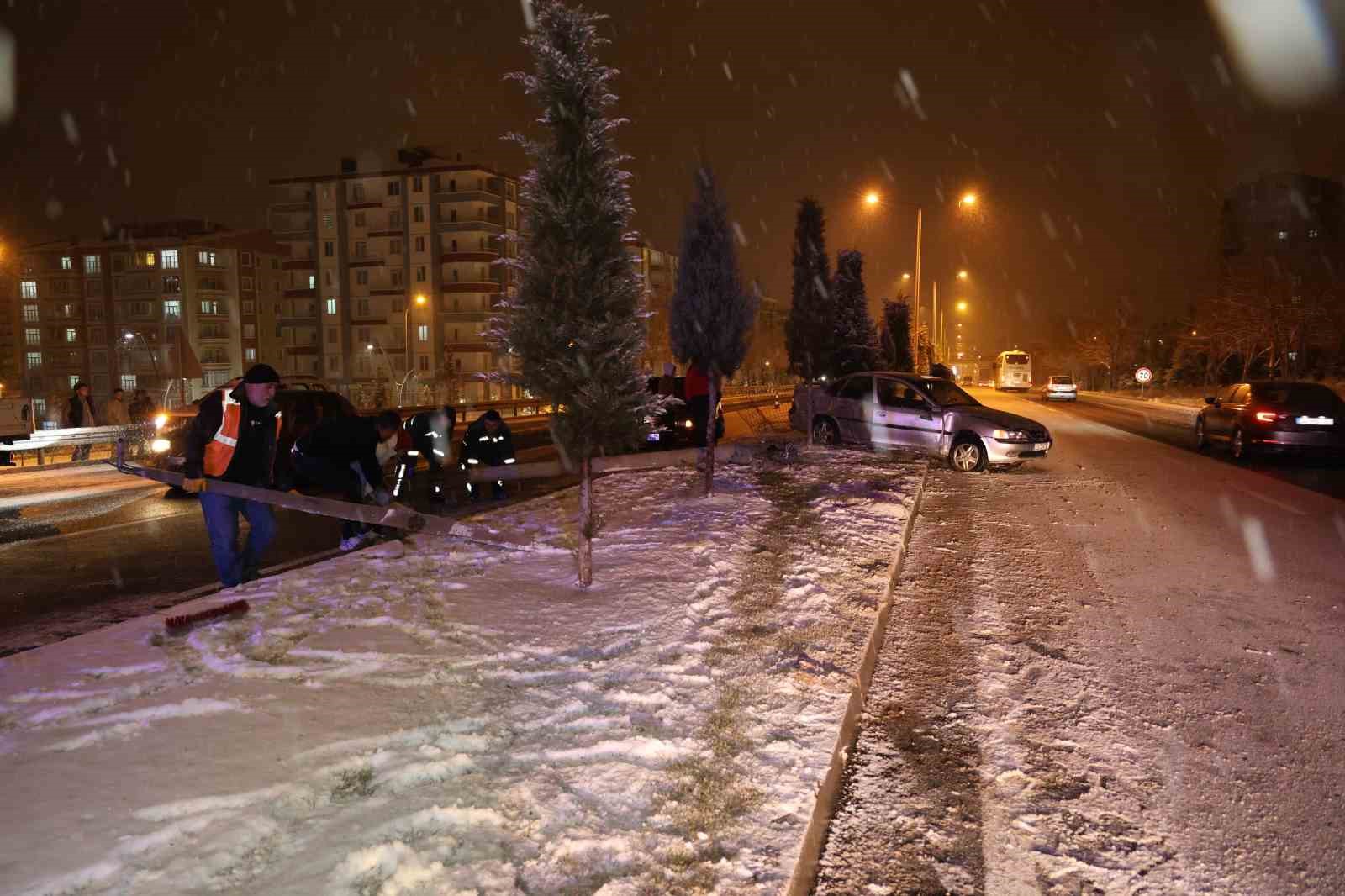 Nevşehir’de buzlanma kazaya sebep oldu, 3 araç hasar gördü