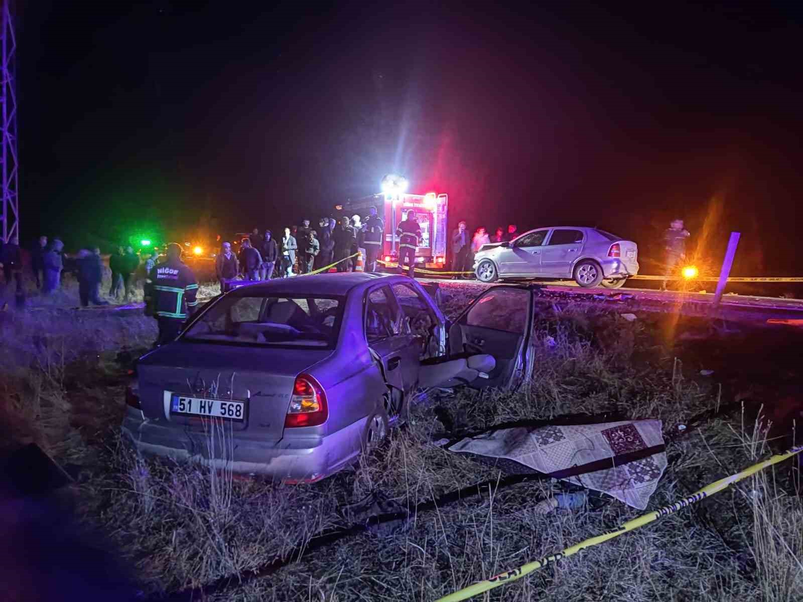 Niğde’de iki otomobil kafa kafaya çarpıştı: 2 ölü, 3 yaralı