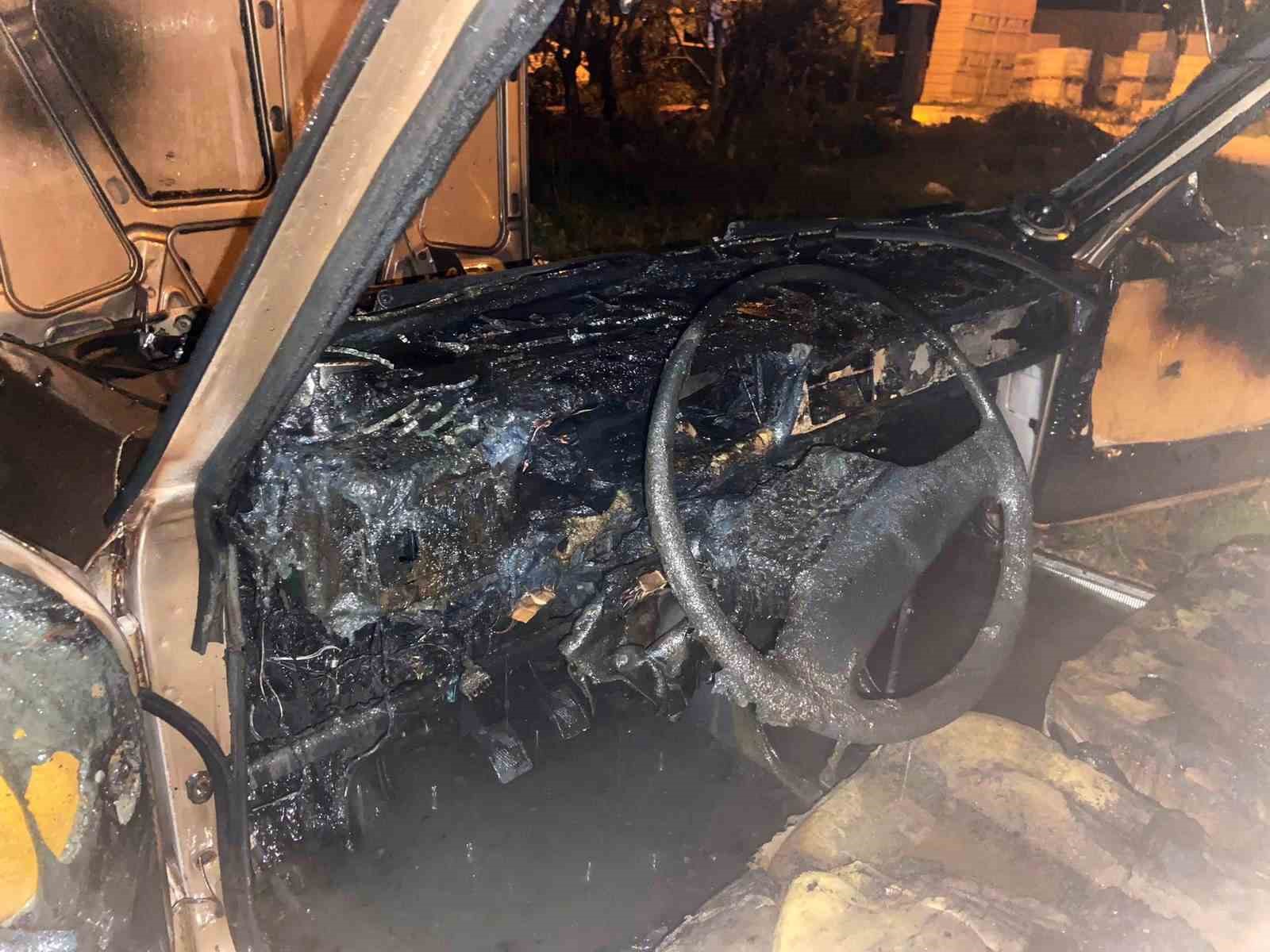 Osmaniye’de park halindeki otomobil alev alev yandı