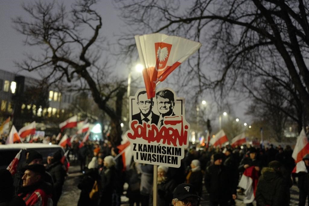 Polonya’da eski İçişleri Bakanı ve yardımcısının tutuklanmasının ardından muhalefet sokağa indi