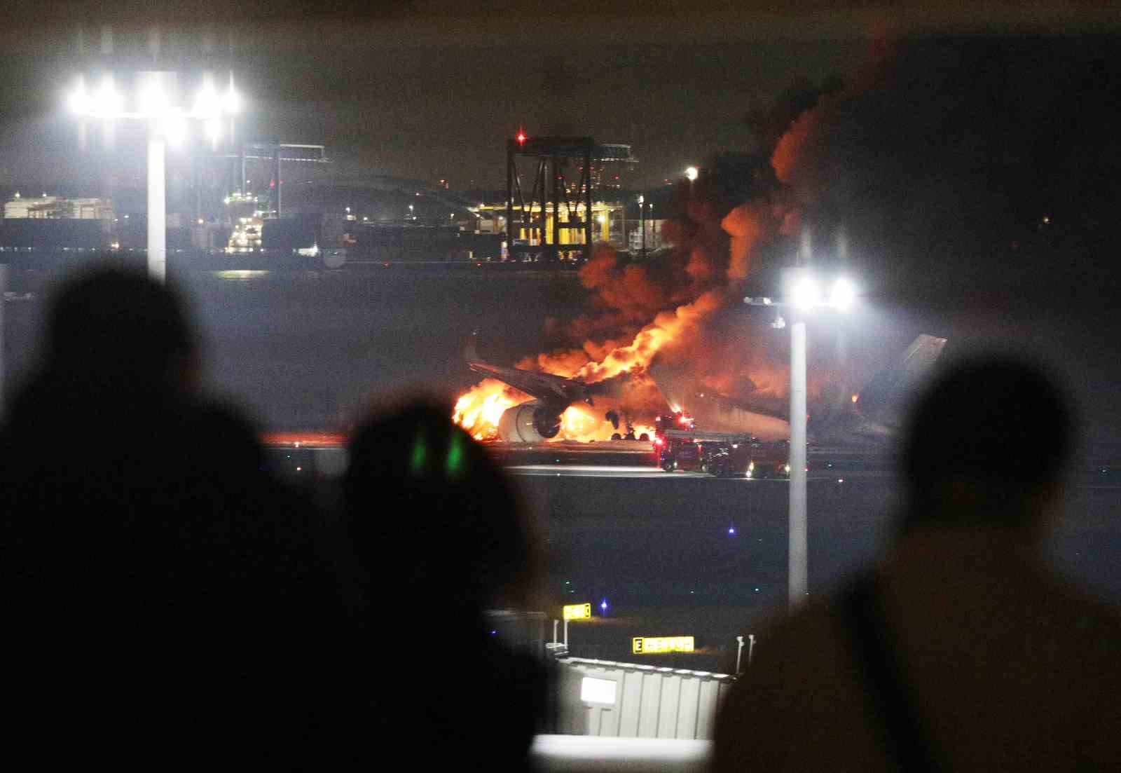 Tokyo’da yolcu uçağıyla çarpışan sahil güvenlik uçağındaki 5 kişi öldü, pilot ağır yaralandı