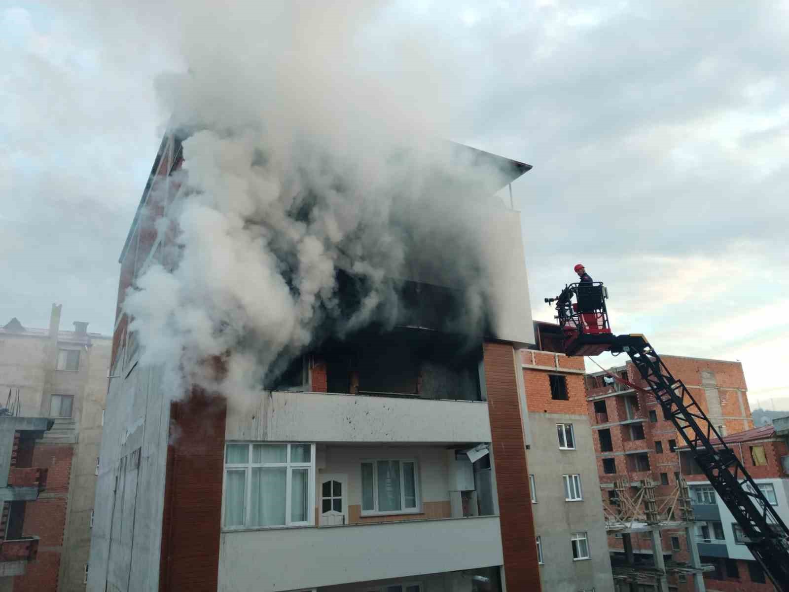 Trabzon’da apartman dairesindeki yangın korkuttu