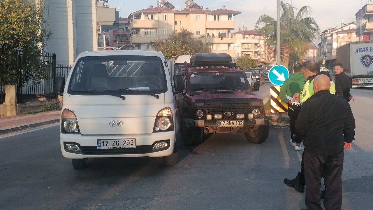Antalya’da kamyonet ile otomobil çarpıştı: 1 yaralı