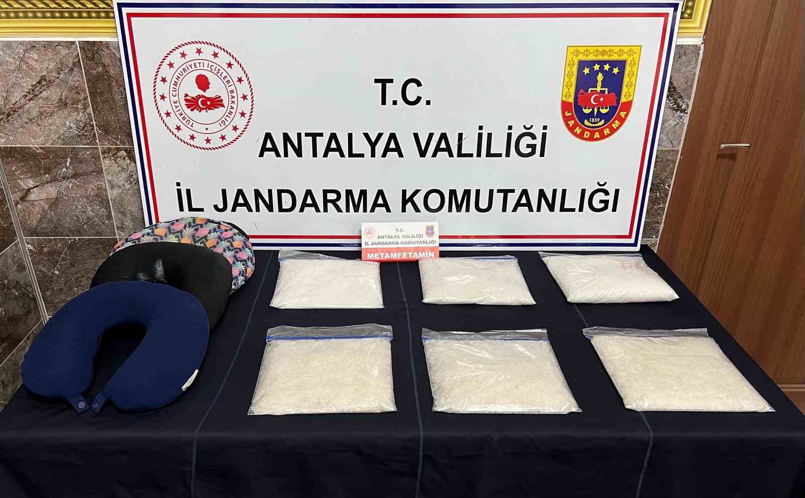 Antalya’da yolcu yastığına saklı 6 kilo uyuşturucu madde ele geçirildi