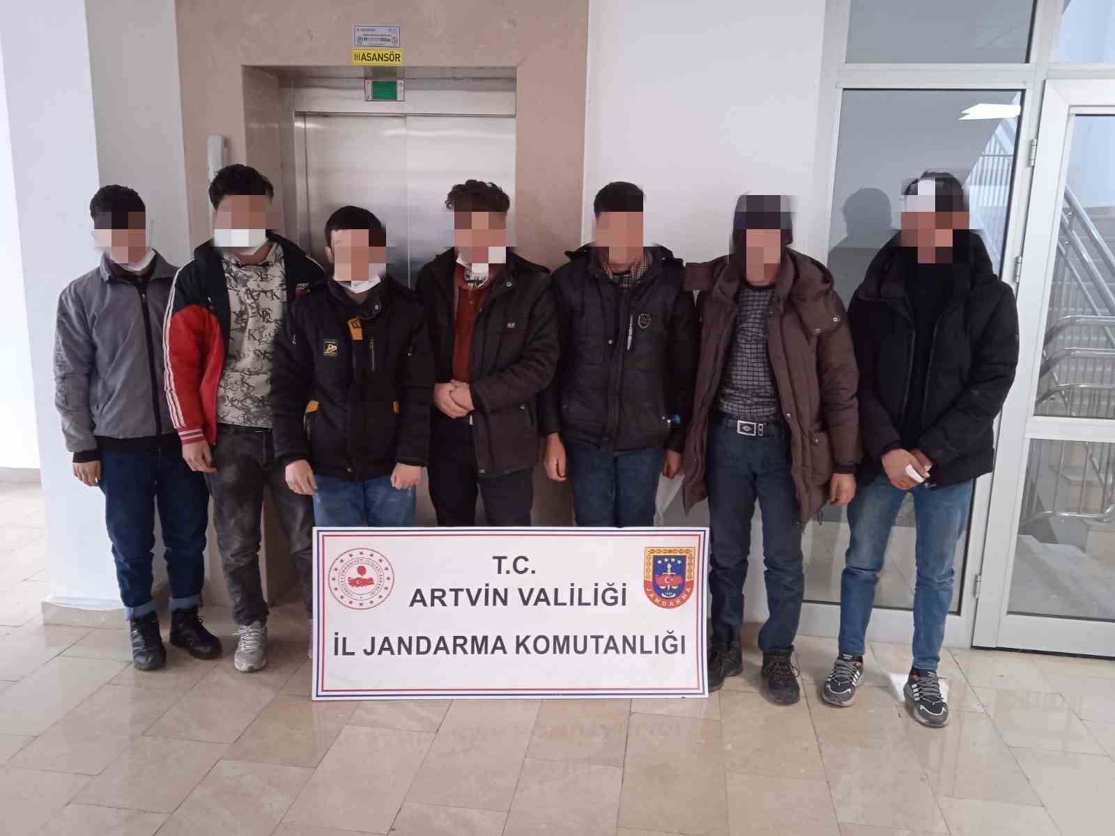 Artvin’de 7 kaçak göçmen yakalandı