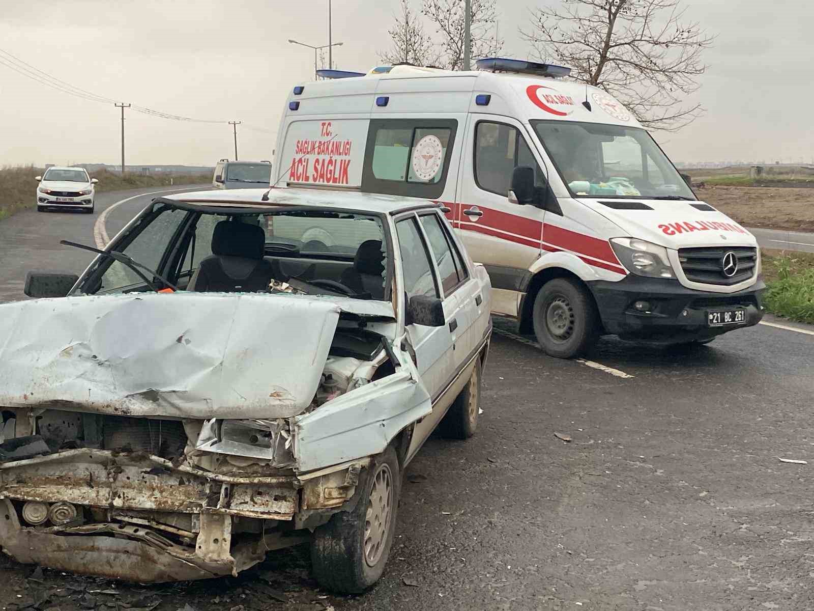 Diyarbakır’da otomobil ile minibüs çarpıştı: 4 yaralı