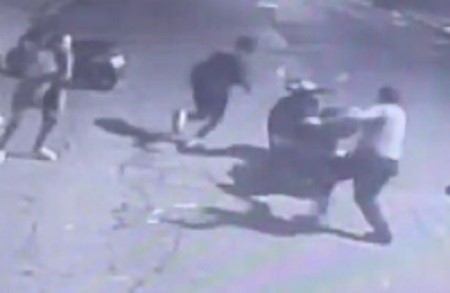 İzmir’de hırsızların bekçilere yakalanma anı kamerada