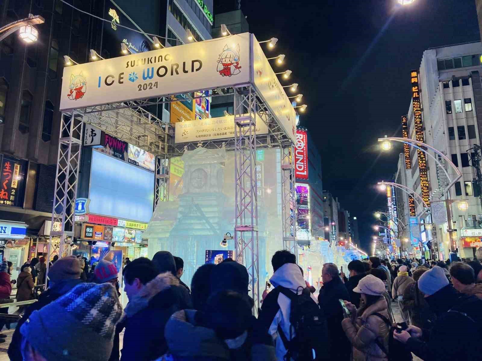 Japonya’daki kar festivali görsel şölen oluşturdu