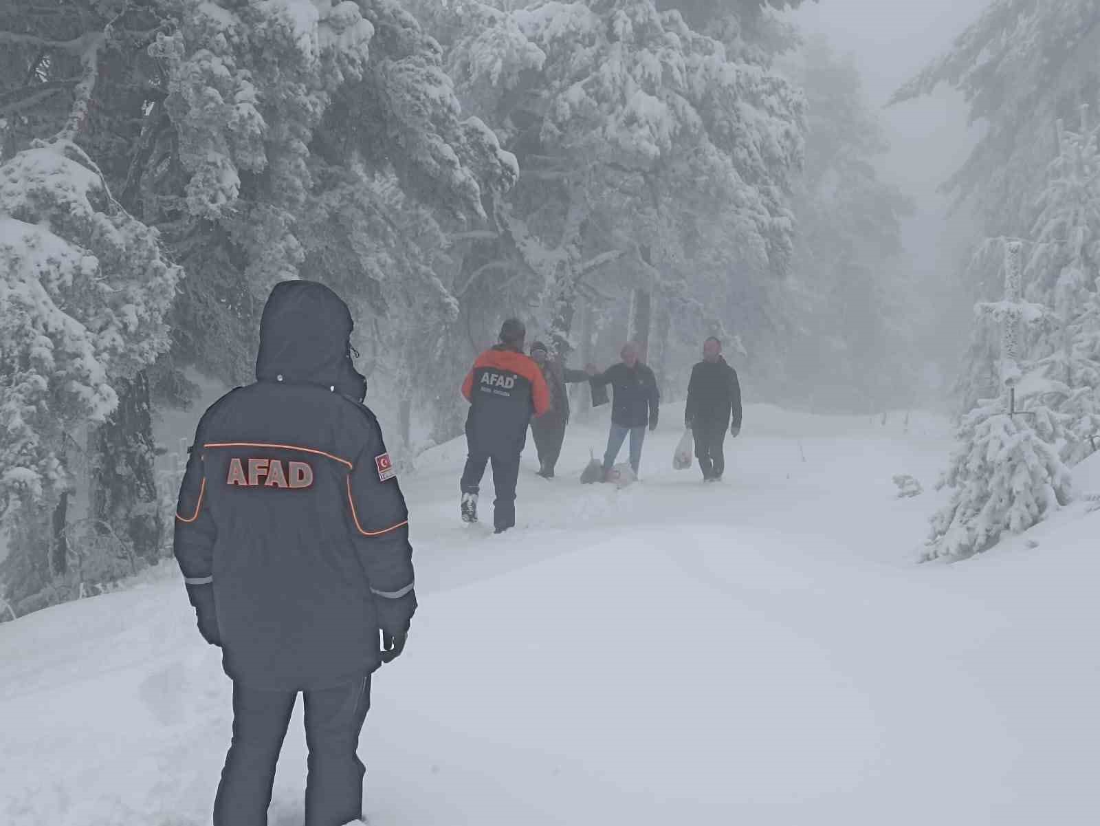 Kütahya’da yoğun kar nedeniyle ormanda mahsur kalan 3 işçi kurtarıldı