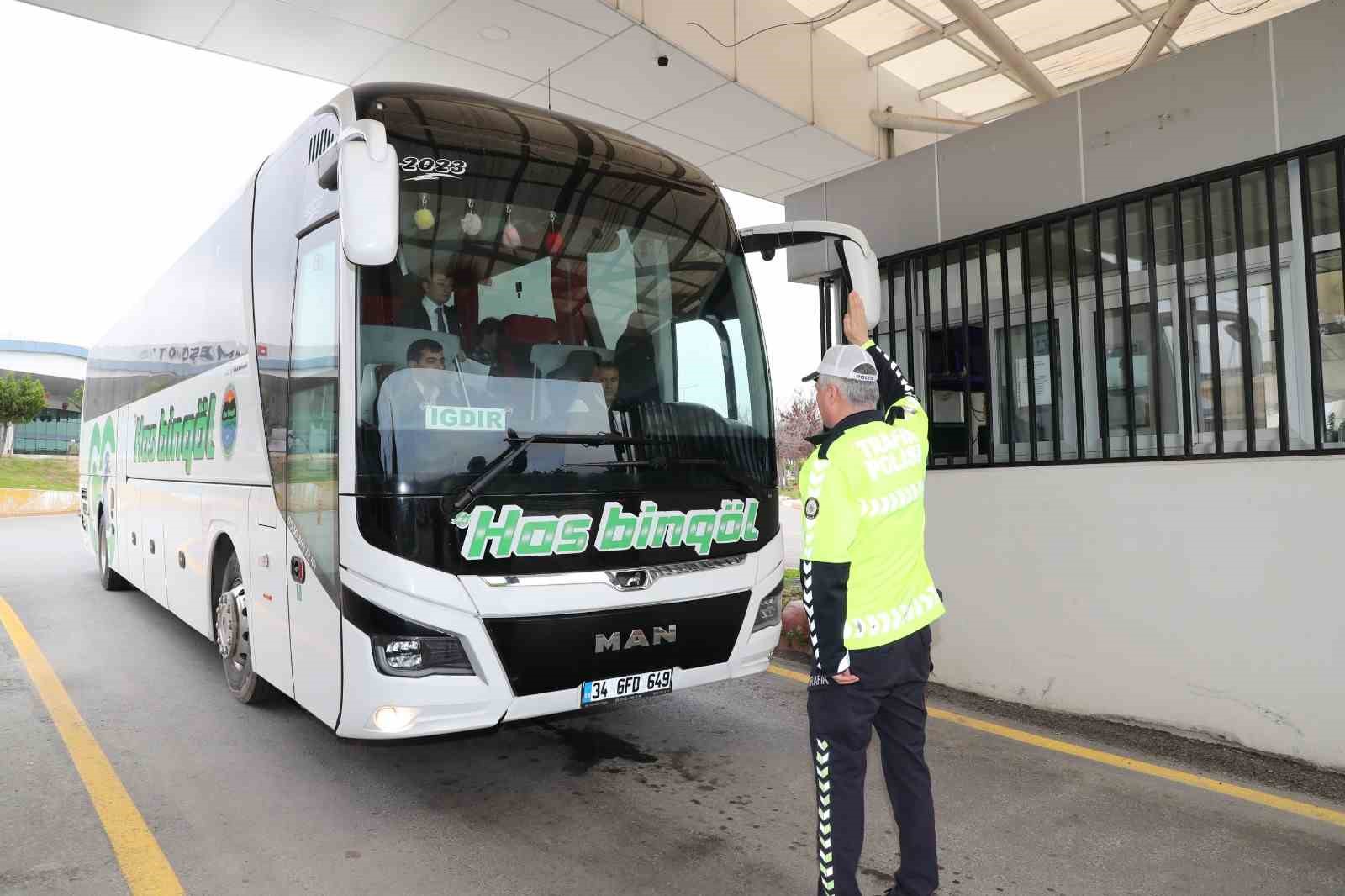 Mersin’de şehirler arası otobüslerin sürücü ve yolcularına emniyet kemeri uyarısı