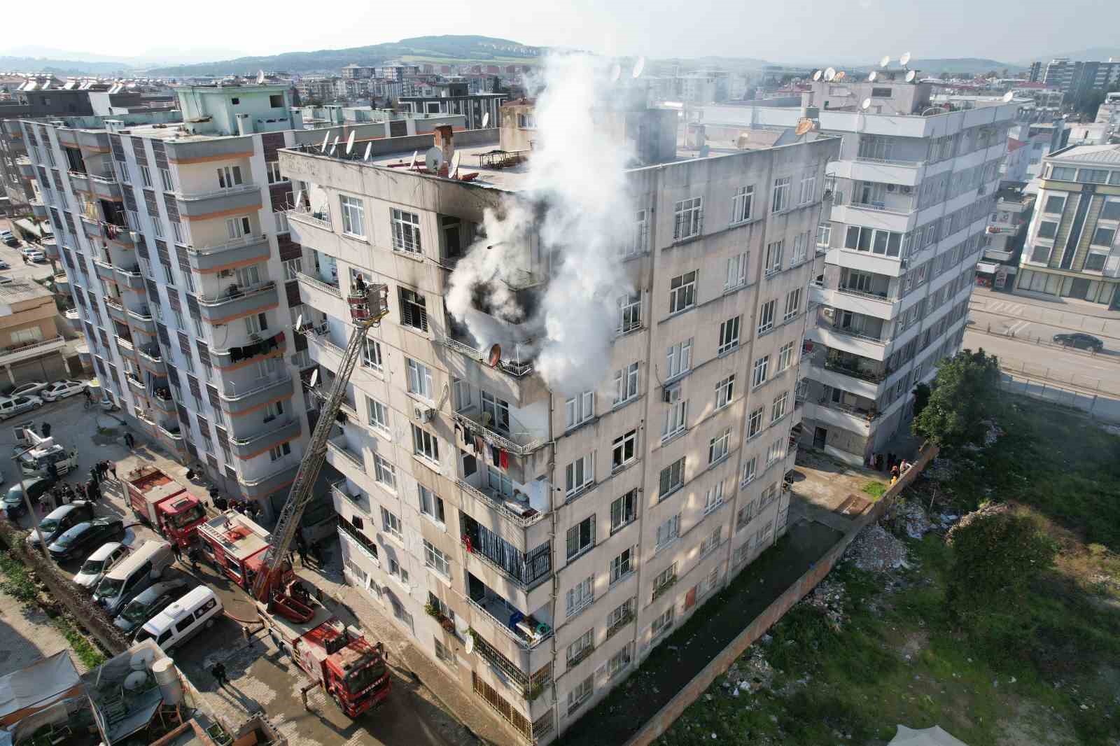 Osmaniye’de 8 katlı binanın 7. katında yangın paniği