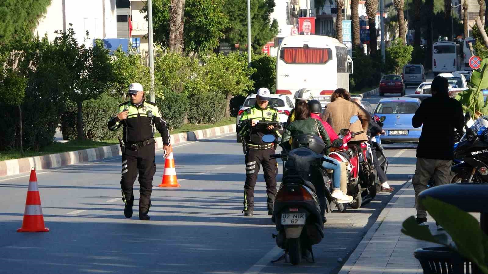 Oyuncak scooterıyla uygulamaya geldi, polisin önünde büyüklerine ders verdi