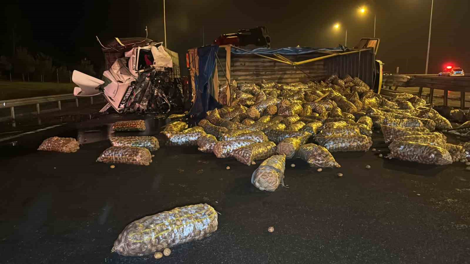 Patates yüklü kamyon devrildi: Bolu Dağı geçişi trafiğe kapandı